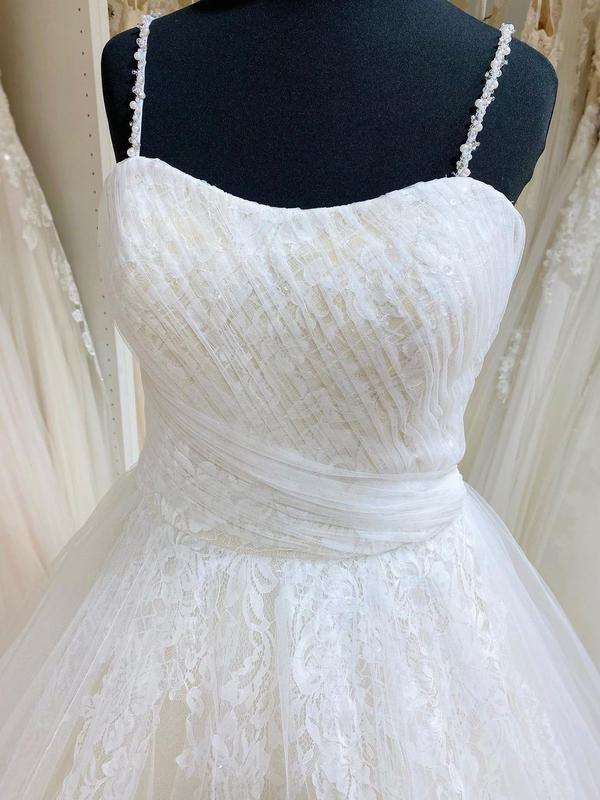 Vestidos de novia con tirantes finos, apliques y encaje de tul