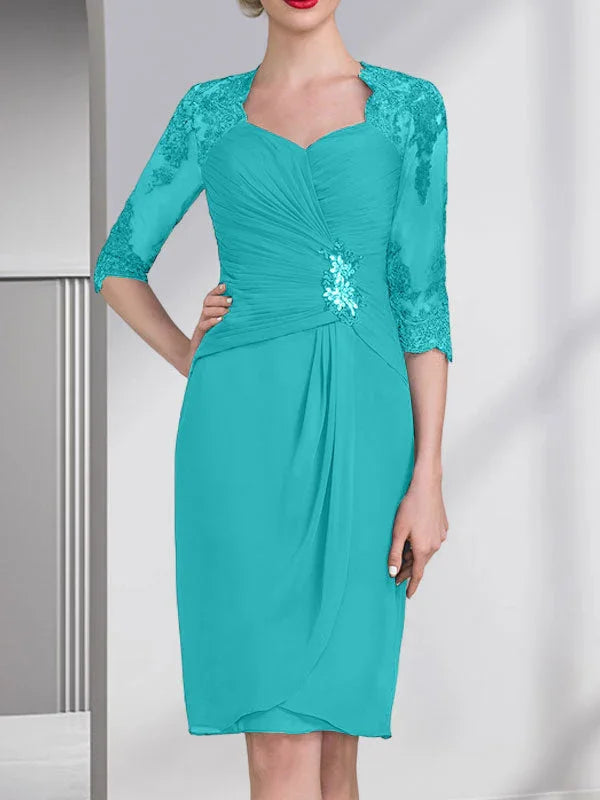 Robe de mère de la mariée en mousseline, longueur genou, coupe fourreau/colonne, ornée de perles, appliques en dentelle, paillettes et plis