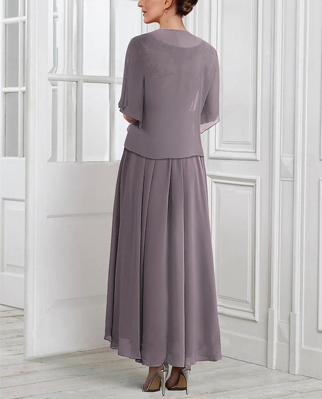 فستان أم العروس بطراز الخط أ/الأميرة من الشيفون برقبة على شكل حرف V وأكمام قصيرة مع جاكيت من الدانتيل وتطريزات وطيّات