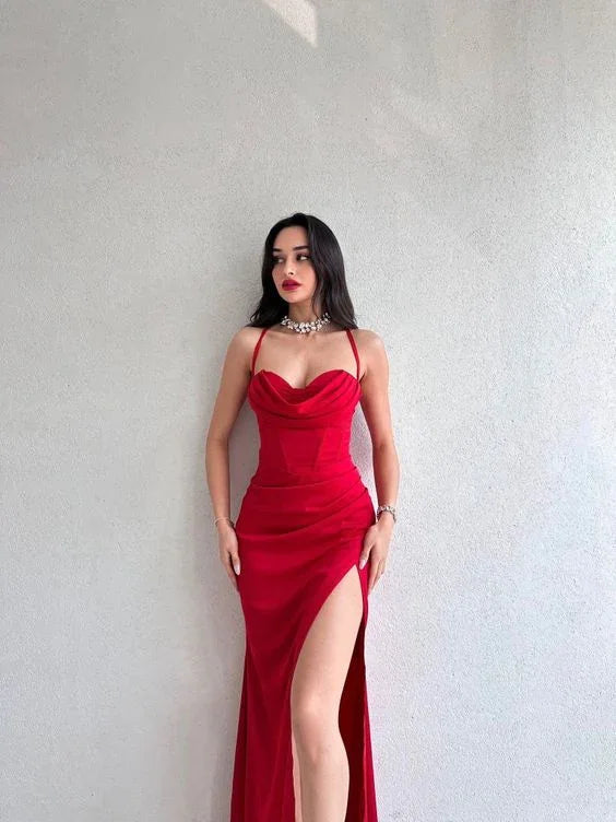 Vestido longo de cetim para baile de finalistas com decote em coração, franzido e corte coluna Y5713