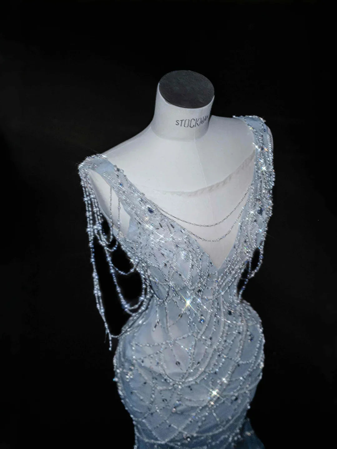 Abito da sera lungo a sirena con scollo a V, catena di perline e tulle blu sogno Y8665