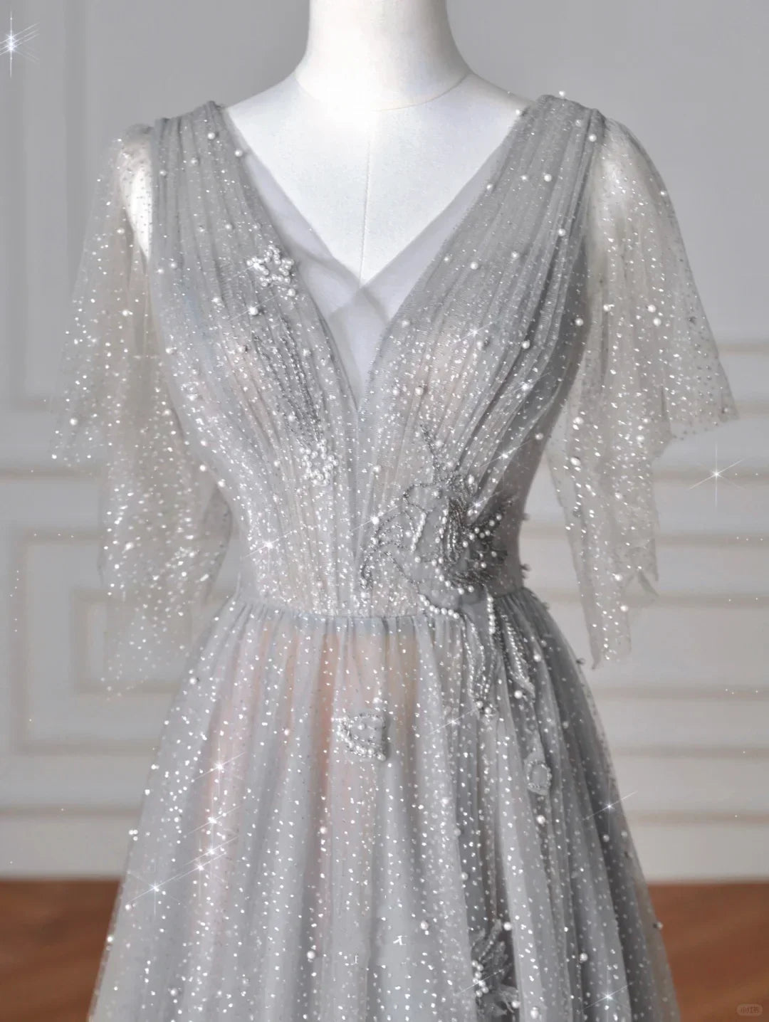 Abito da sera grigio scintillante in tulle con paillettes, linea a trapezio, scollo a V sensuale Y8638