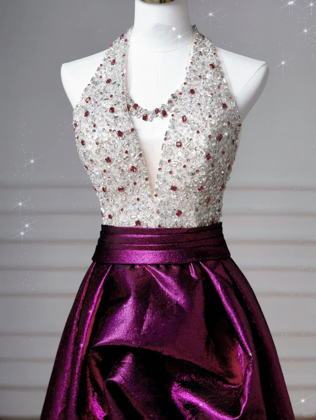 Elegante abito da sera lungo a linea A in raso viola con perline e collo all'americana Y8609