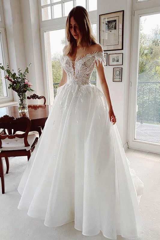 Einzigartiges schulterfreies Brautkleid mit rustikaler Spitze und Applikationen