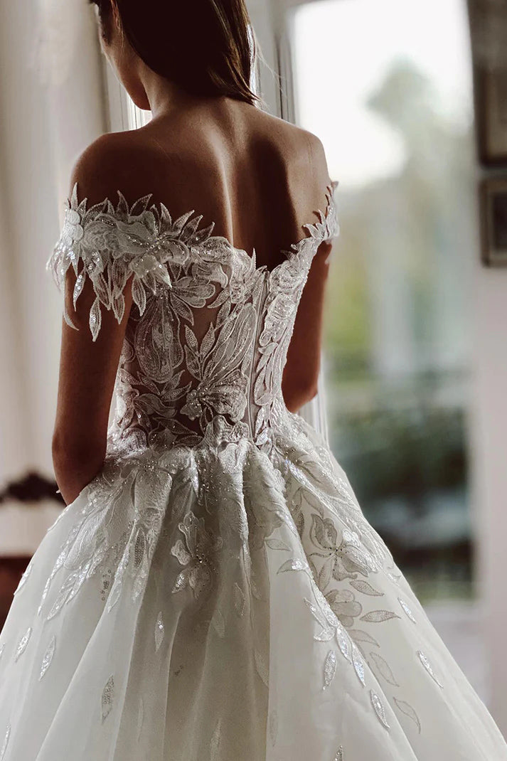 Einzigartiges schulterfreies Brautkleid mit rustikaler Spitze und Applikationen