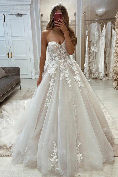 Einzigartiges schulterfreies Brautkleid im Prinzessinnen-Stil mit langen Ärmeln