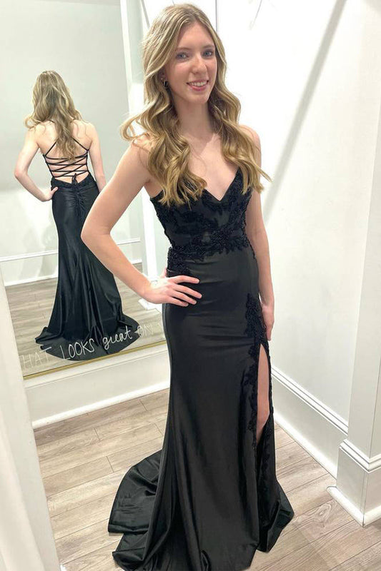 Vestido de fiesta negro de sirena con escote en V, cordones y abertura