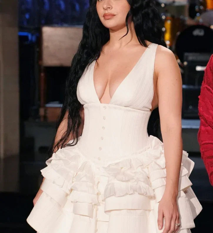 Vestido de Festa Branco Formal em Cetim com Decote Profundo em V e Múltiplas Camadas em Corte A Y8145