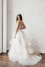 فساتين زفاف برقبة على شكل حرف V فستان زفاف بطبقات وتنورة متعددة الطبقات