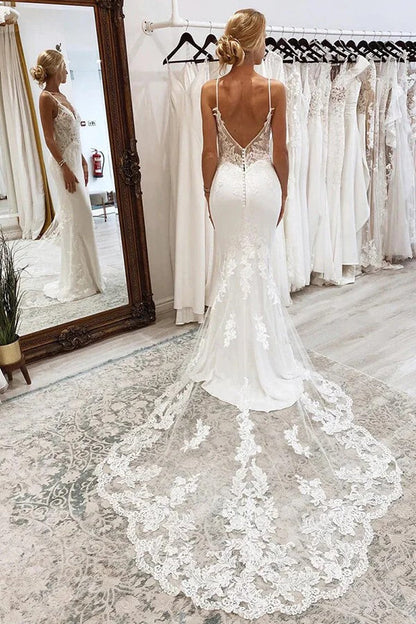 Weißes Brautkleid im Meerjungfrau-Stil mit V-Ausschnitt und Spaghettiträgern