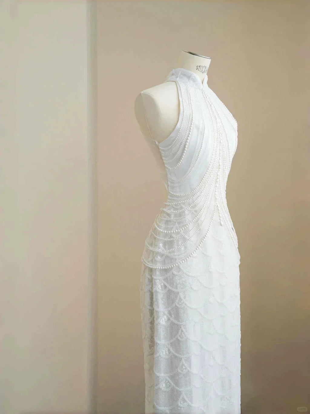 Abito lungo da sera elegante bianco con catena di perle e paillettes Y8670