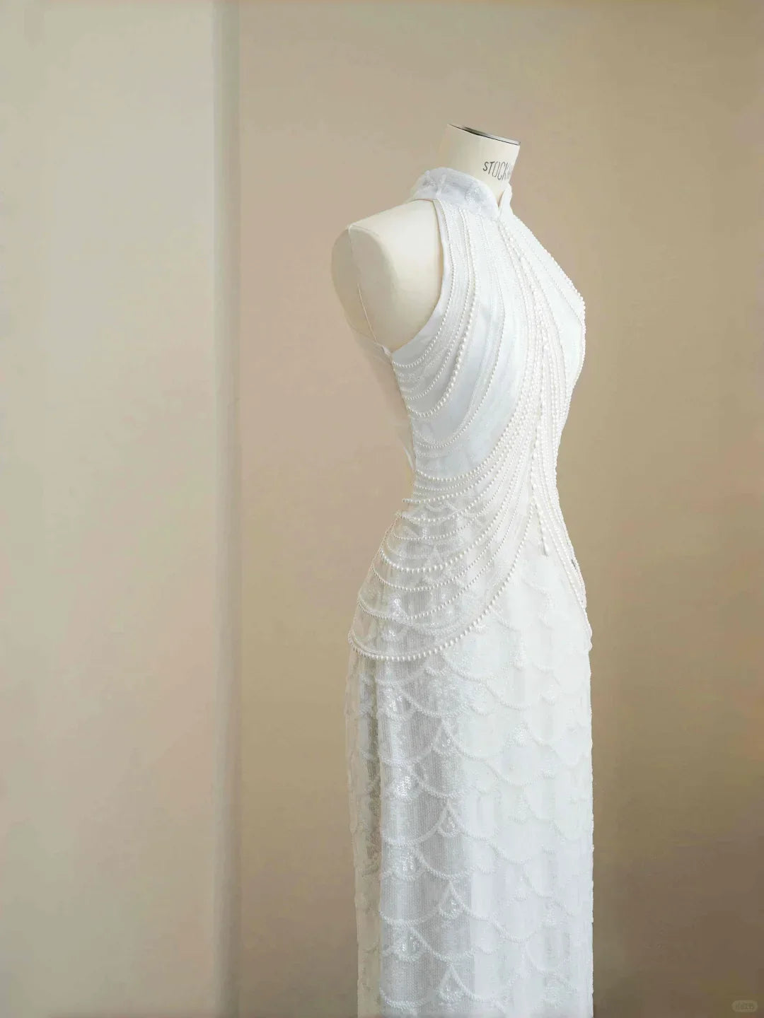 Abito lungo da sera elegante bianco con catena di perle e paillettes Y8670