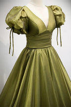 Abito lungo da sera a linea A in tulle verde con scollo a V Y898