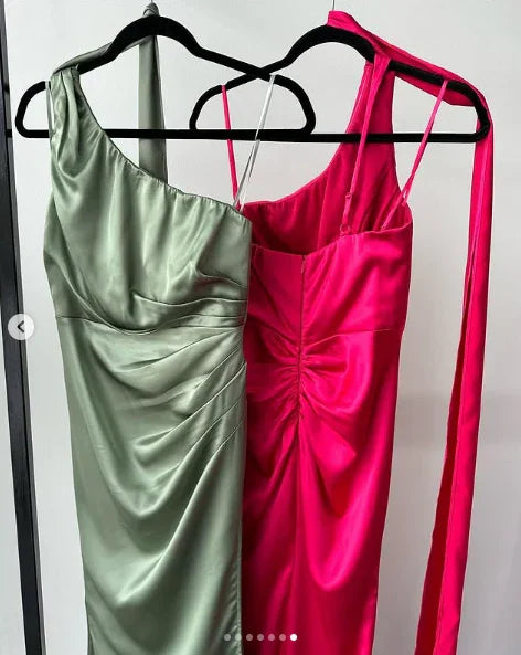 Elegante abito lungo da sera in raso rosa acceso con spalla scoperta modello Y8419