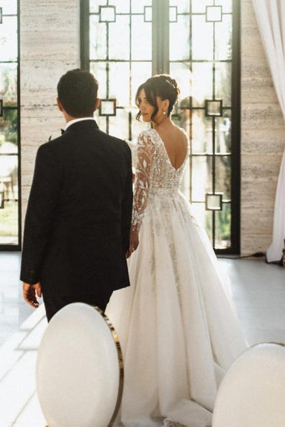 Langes Vintage-Brautkleid aus Spitze mit V-Ausschnitt und langen Ärmeln