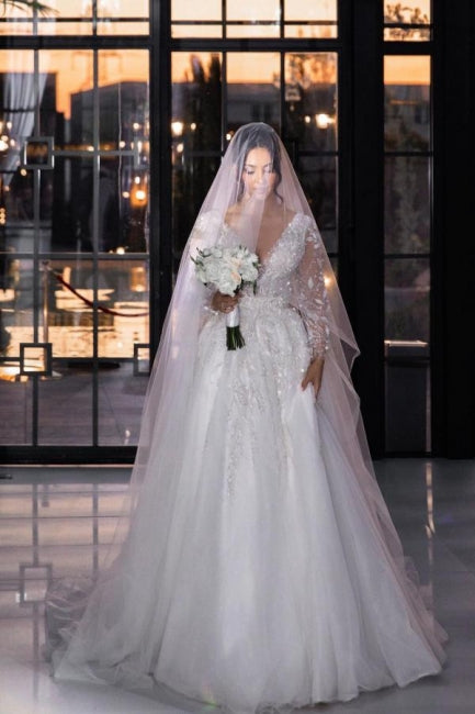 Langes Vintage-Brautkleid aus Spitze mit V-Ausschnitt und langen Ärmeln