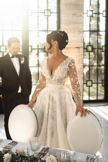 Langes Vintage-Brautkleid aus Spitze mit V-Ausschnitt und langen Ärmeln