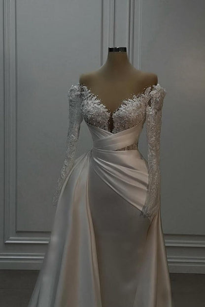 Vestido de noiva longo vintage branco com decote em A e ombros de fora, com renda e contas e mangas compridas