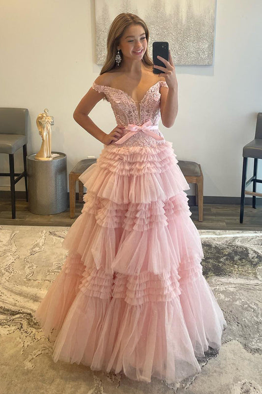 Vestido de fiesta largo rosa claro con volantes y corte princesa en A y hombros descubiertos de Roycebridal