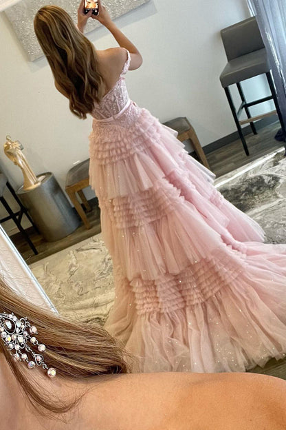Vestido de fiesta largo rosa claro con volantes y corte princesa en A y hombros descubiertos de Roycebridal
