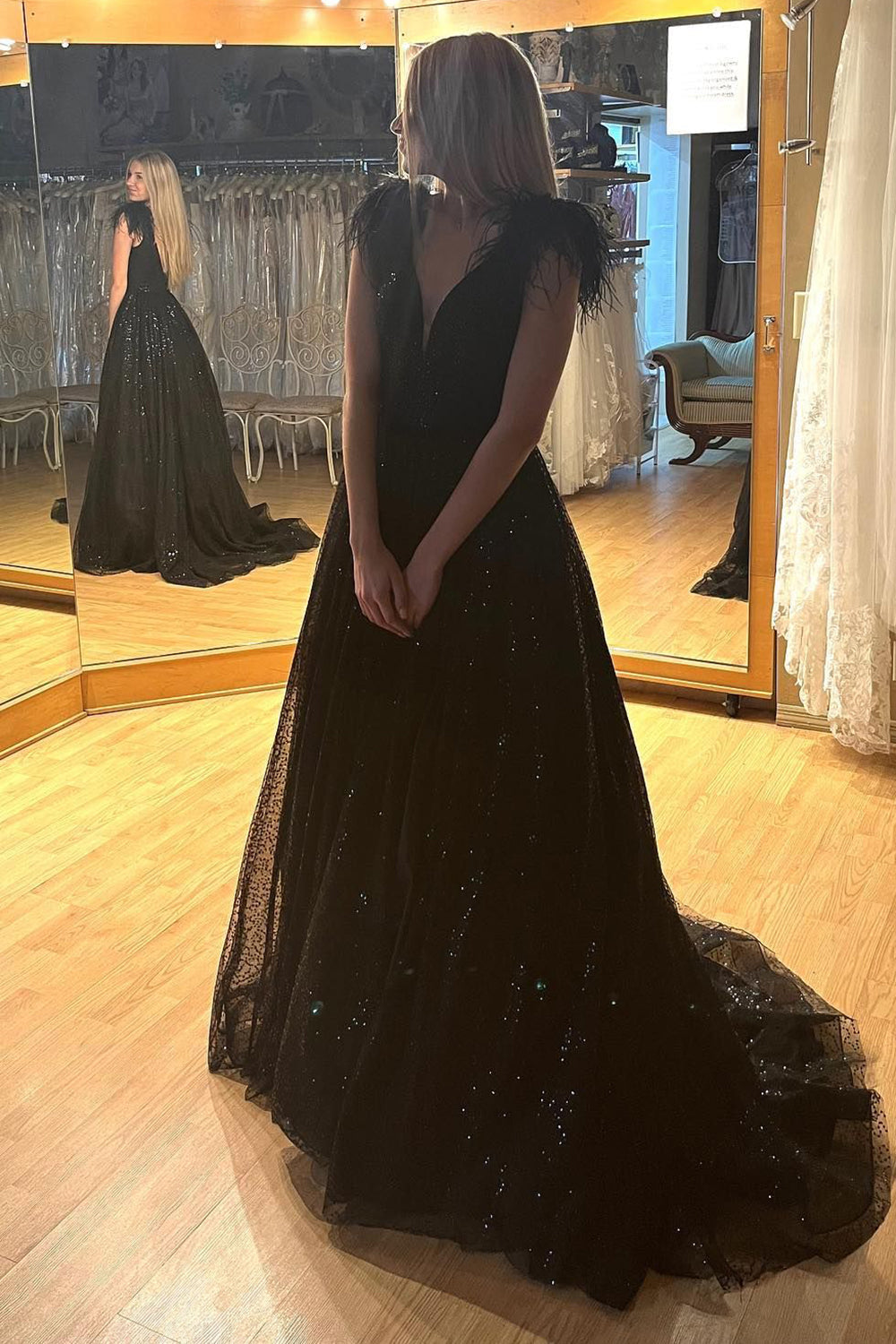 Abito da sera in tulle con scollo a V a linea A, decorato con paillettes e spacco