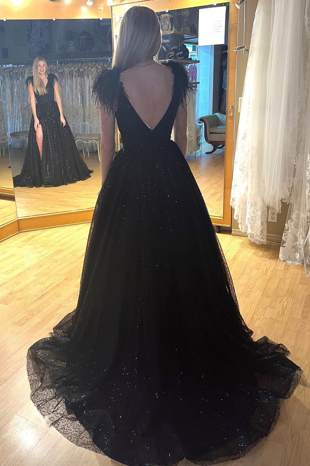 Abito da sera in tulle con scollo a V a linea A, decorato con paillettes e spacco