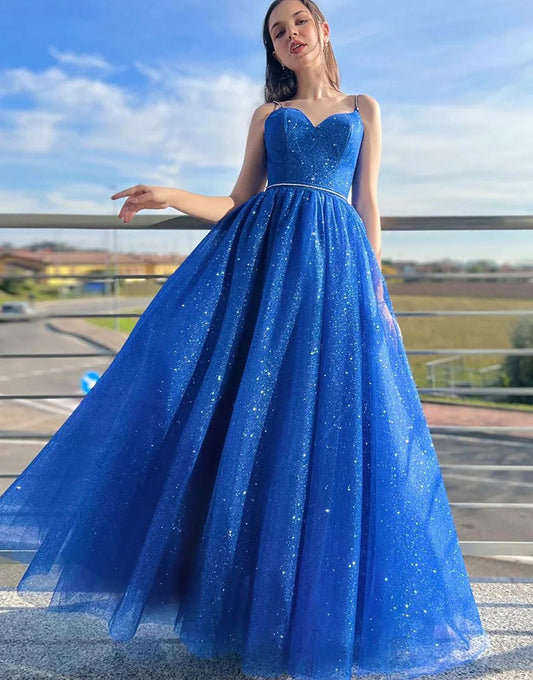 Vestido de fiesta largo azul real brillante con tirantes finos y corte en A