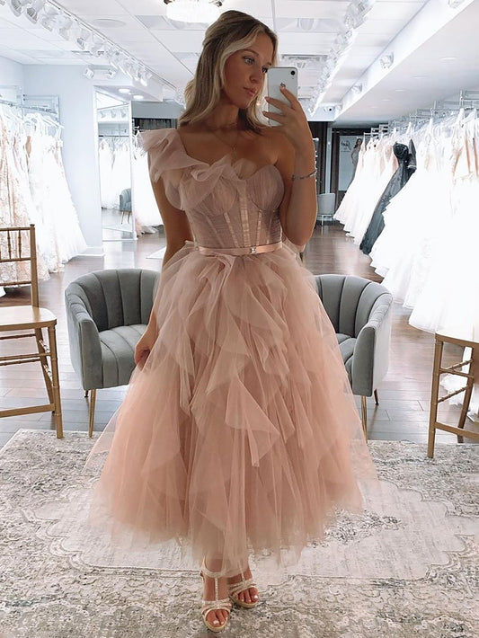 Vestido de fiesta largo de tul ruborizado con un solo hombro y corte A