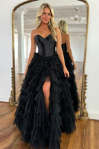 Abito da sera a balze in tulle con scollo a cuore e spacco, linea a trapezio