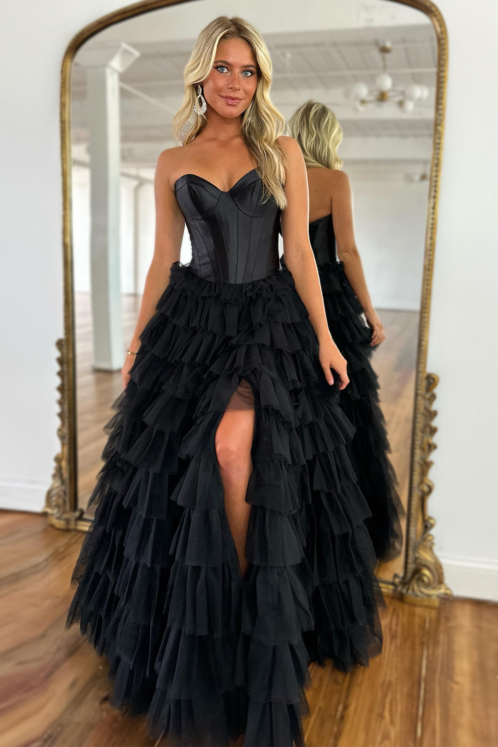 Abito da sera a balze in tulle con scollo a cuore e spacco, linea a trapezio