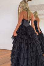 Abito da sera a balze in tulle con scollo a cuore e spacco, linea a trapezio