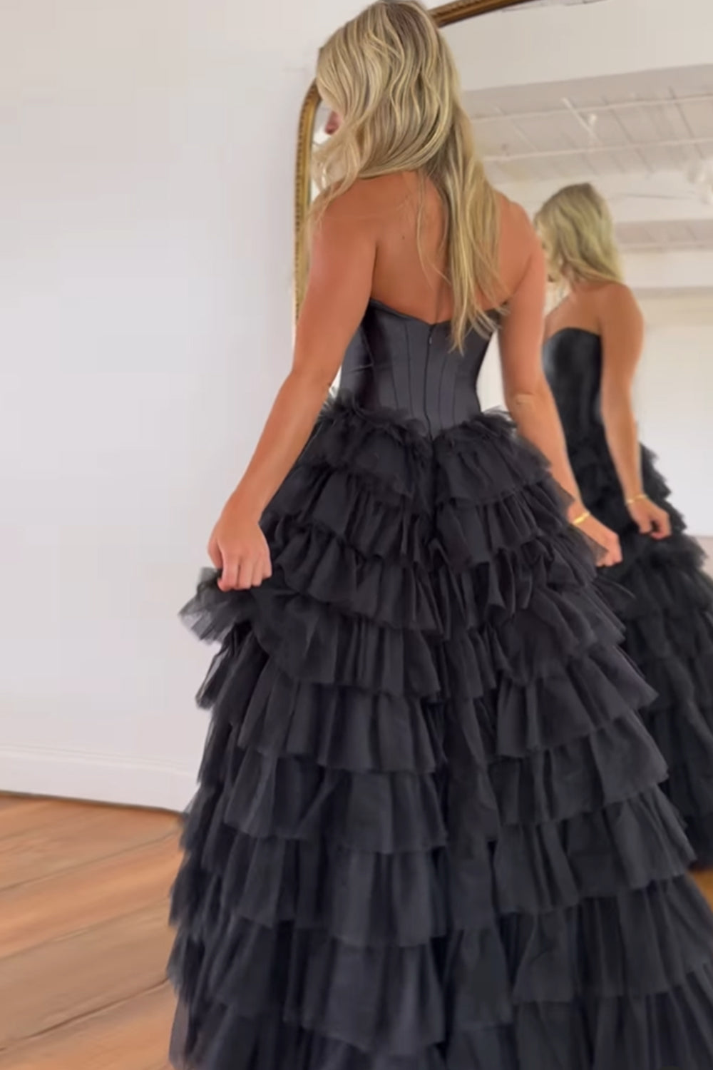 Abito da sera a balze in tulle con scollo a cuore e spacco, linea a trapezio