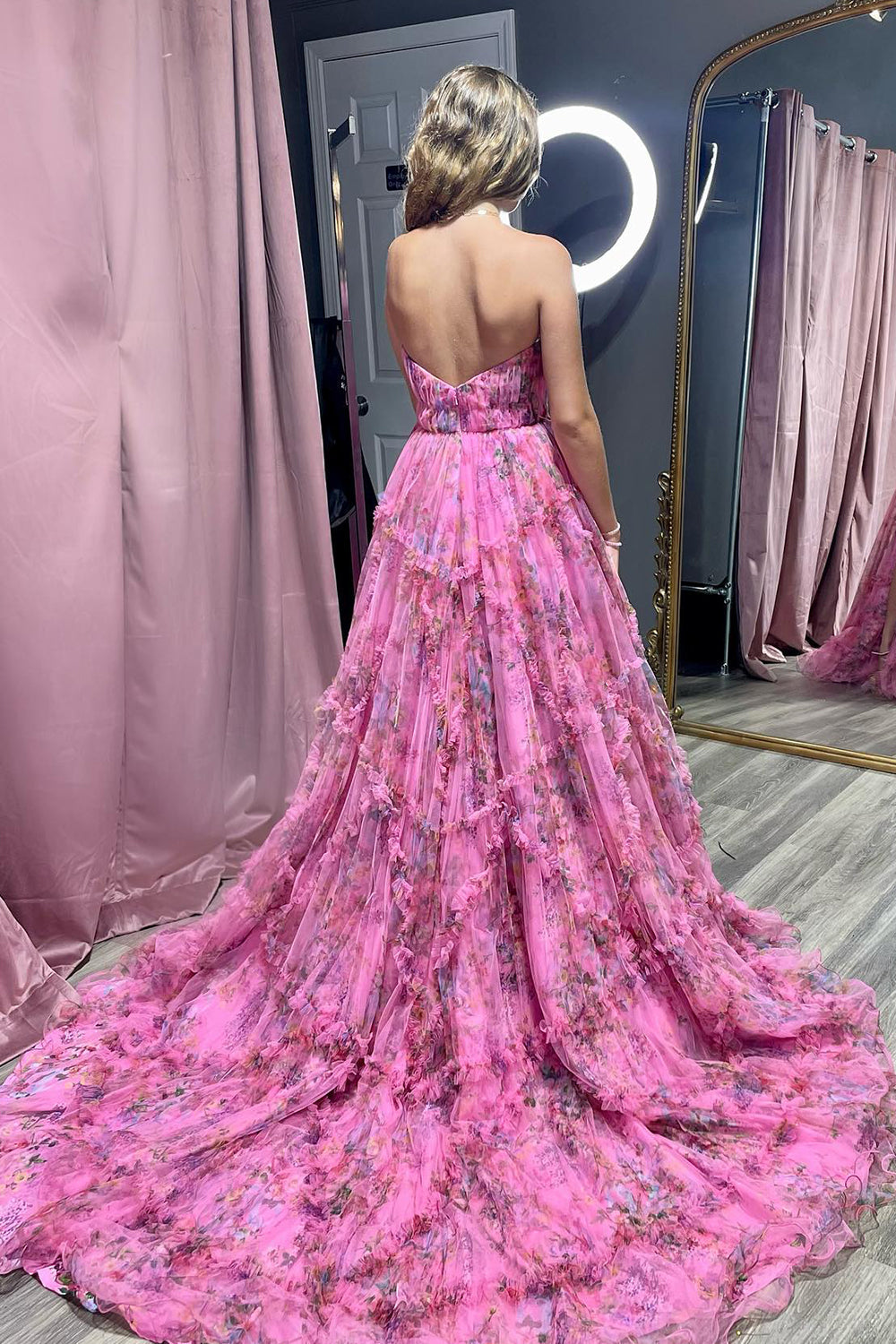 Abito da sera in tulle stampato floreale con scollo a cuore e spacco, linea a trapezio