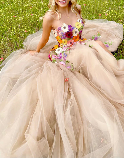 Vestido de fiesta largo con escote en forma de corazón, flores y apliques color champán