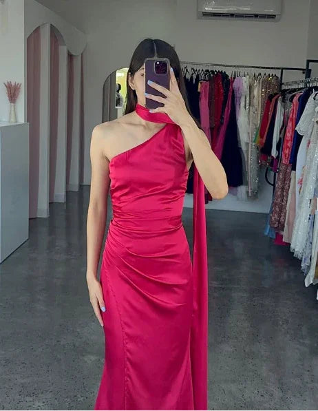 Elegante abito lungo da sera in raso rosa acceso con spalla scoperta modello Y8419