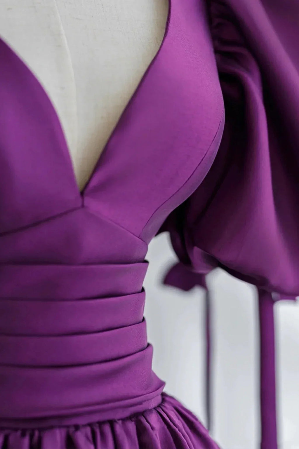 Langes Ballkleid aus Satin mit violetten Puffärmeln und V-Ausschnitt Abendkleid Y856
