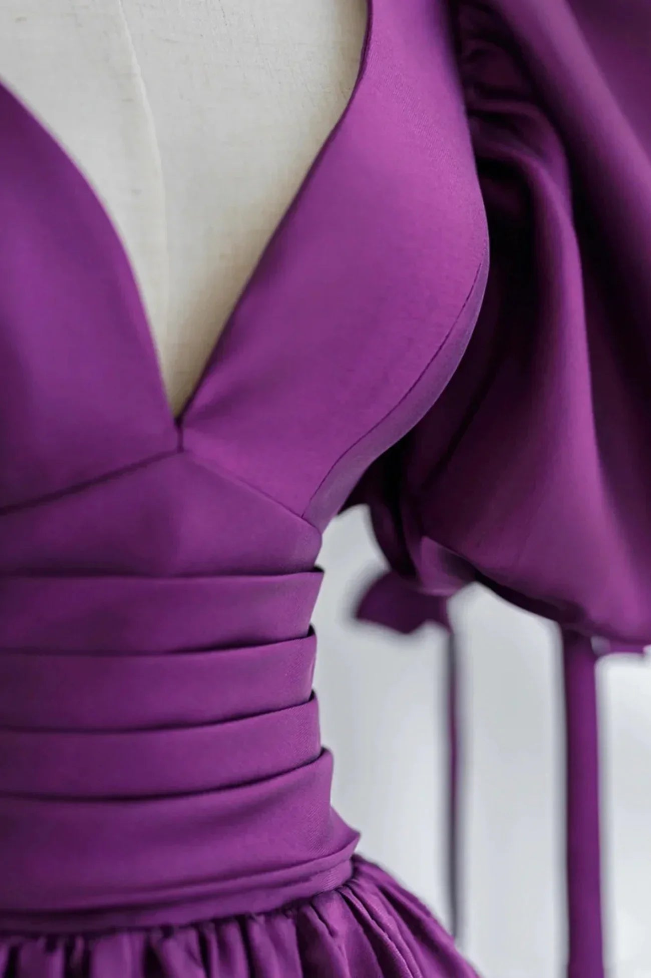 Langes Ballkleid aus Satin mit violetten Puffärmeln und V-Ausschnitt Abendkleid Y856