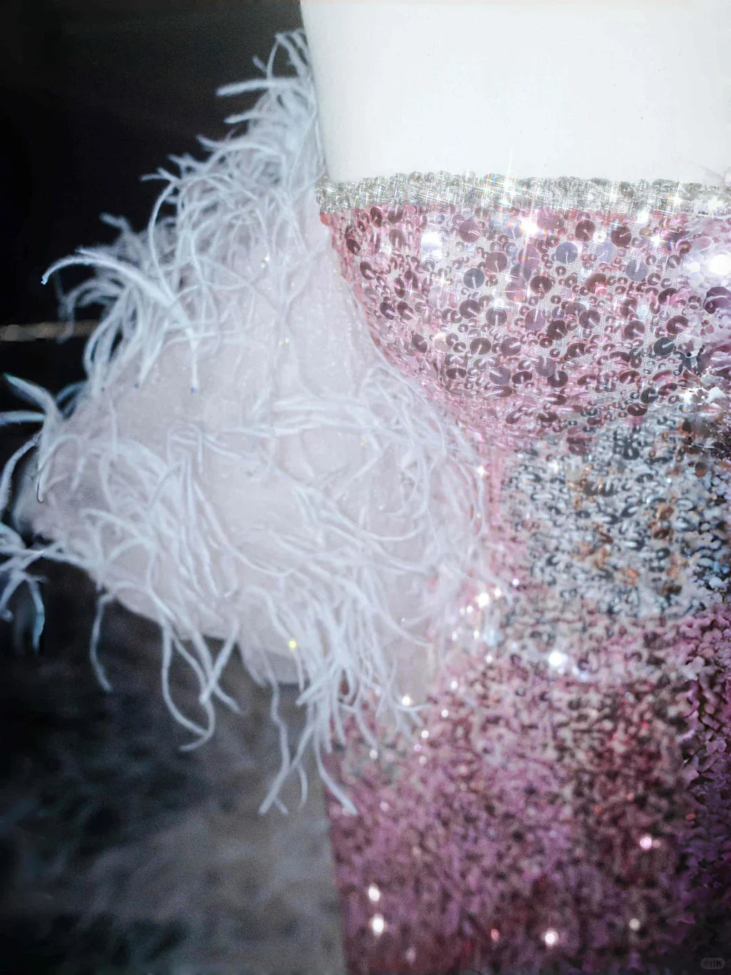 Vestido de Noite Sereia Rosa Fada com Lantejoulas, Plumas e Sem Alças, Fenda, Vestido de Baile Y8660