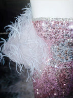 Vestido de Noite Sereia Rosa Fada com Lantejoulas, Plumas e Sem Alças, Fenda, Vestido de Baile Y8660
