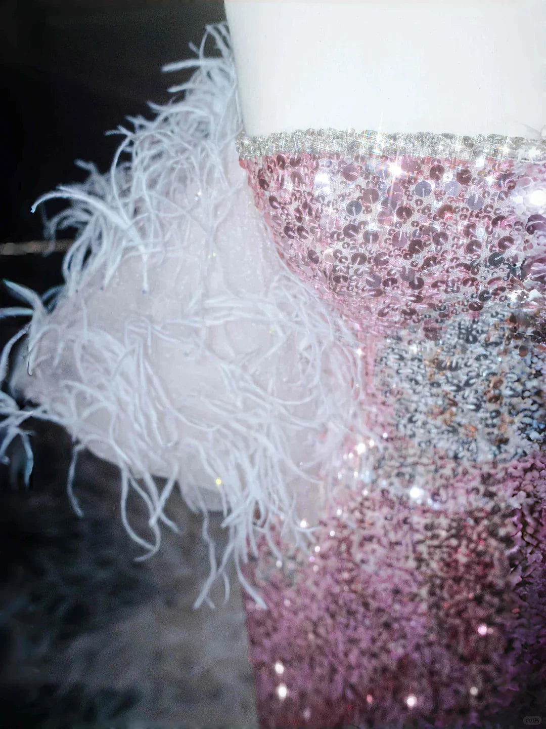 Vestido de Noite Sereia Rosa Fada com Lantejoulas, Plumas e Sem Alças, Fenda, Vestido de Baile Y8660