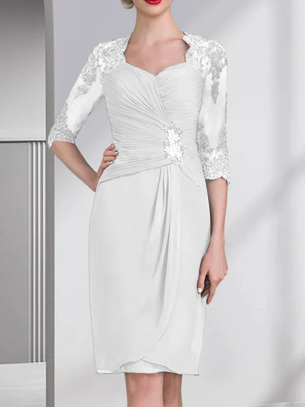 Robe de mère de la mariée en mousseline, longueur genou, coupe fourreau/colonne, ornée de perles, appliques en dentelle, paillettes et plis