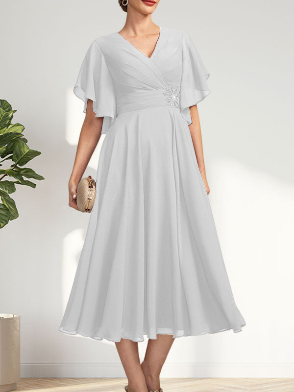 A-Linie, V-Ausschnitt, knielang, Chiffonkleid für die Brautmutter mit plissierten Perlen