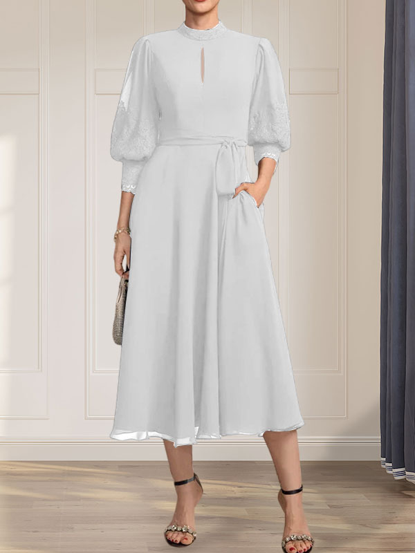 Robe de mère de la mariée en dentelle et mousseline, longueur thé, col montant, coupe en A avec nœud