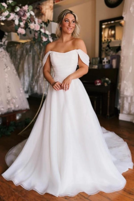 Weißes, schulterfreies Brautkleid mit hohem Schlitz