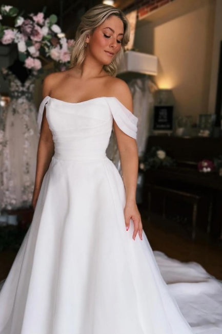 Vestido de novia blanco con hombros descubiertos y abertura alta