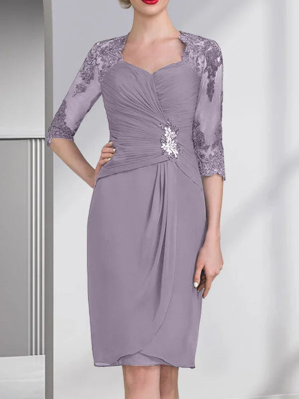 Robe de mère de la mariée en mousseline, longueur genou, coupe fourreau/colonne, ornée de perles, appliques en dentelle, paillettes et plis