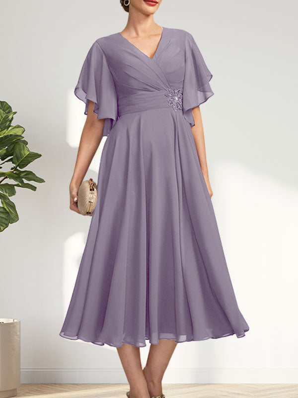 A-Linie, V-Ausschnitt, knielang, Chiffonkleid für die Brautmutter mit plissierten Perlen