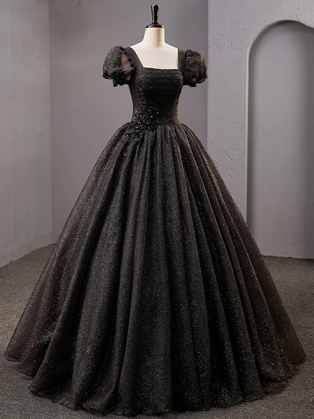 Abito lungo da sera nero lucido con scollo quadrato e tulle Y4386