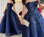 Splendido Abito da Sera Blu Navy Senza Spalline con Applicazioni e Linea a S A8274