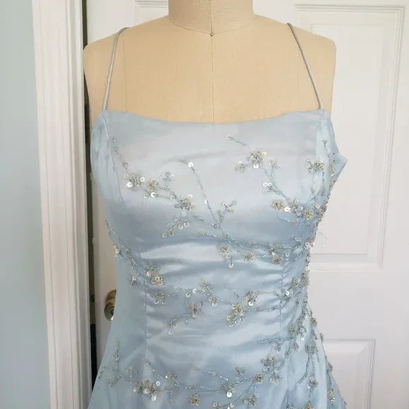 Vestido de baile elegante azul gelo com lantejoulas e contas, vestido de baile em linha A com camadas de tule Y7931